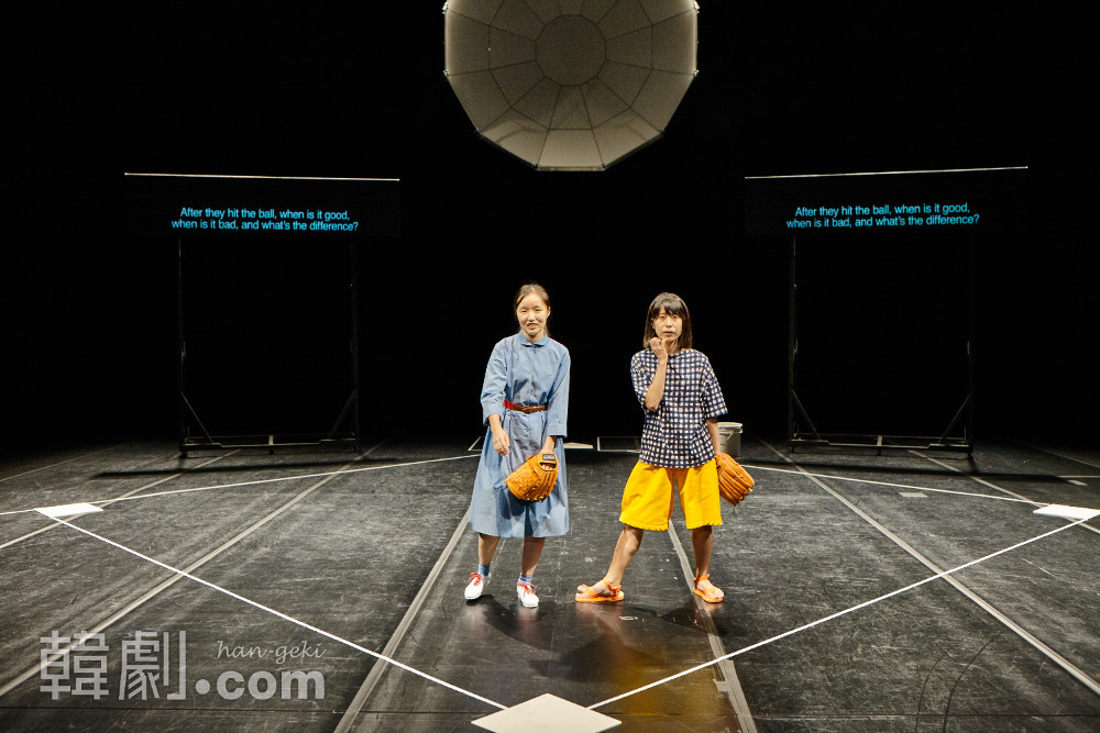 ウィ・ソンヒ（左）と野津あおい　©Asian Arts Theatre (Moon So Young)