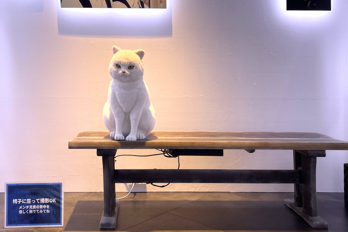 「希望々丘」フォトスポット。メンチ兄貴を優しくなでてみよう。