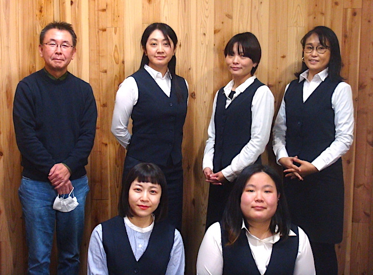  『Sheet』出演者一同と演出家。前列左から・早川綾子、みなみりな　後列左から・演出の加藤智宏、今枝千恵子、大野ナツコ、尾國裕子