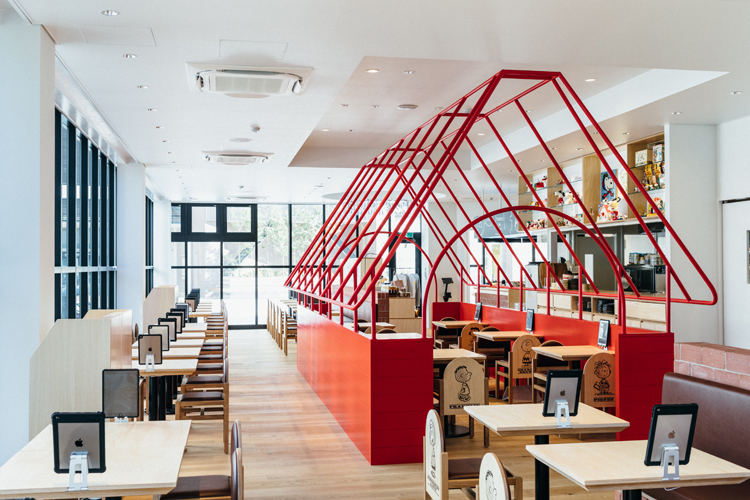 「PEANUTS Cafe スヌーピーミュージアム」店内。赤い屋根のドッグハウスの中で食事ができる。（オフィシャル提供）(C) Peanuts Worldwide LLC