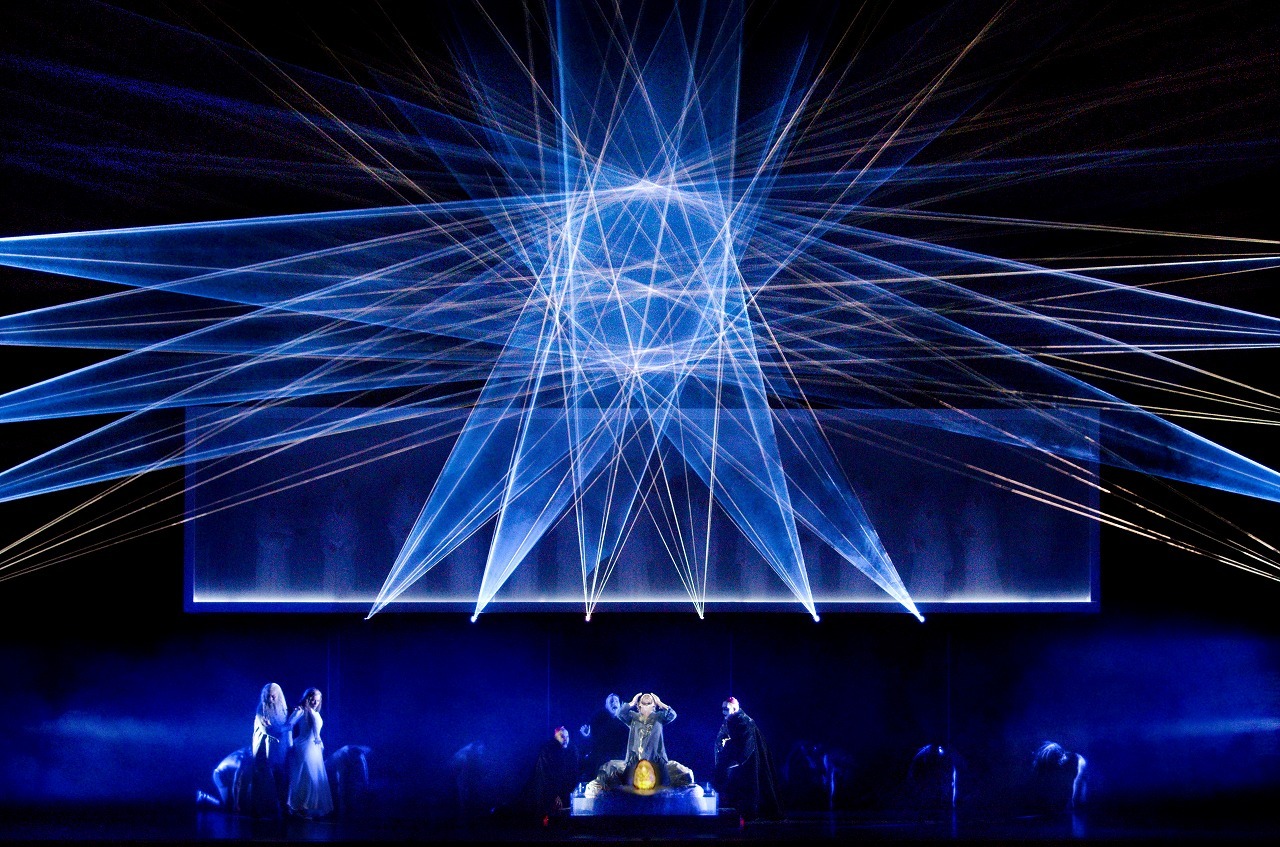 光による立体的な彫刻空間がステージ上に現れる（ジュネーヴ公演より） 　　　(C) teamLab, Courtesy Daniel Kramer, Grand Theatre de Geneve, and Pace Gallery