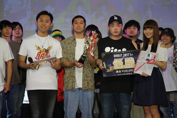 トロフィーと優勝賞金を受け取った日本大学代表・GN9。