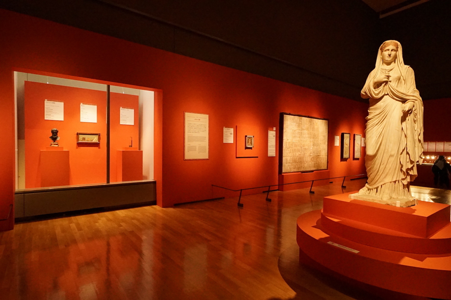 右手前：《エウマキア像》大理石、ナポリ国立考古学博物館蔵（東京展のみ）