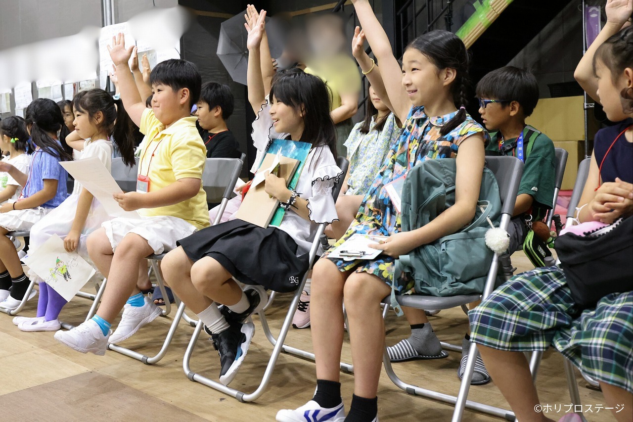 質問をするこども記者の皆さん 　　　　　　　　　撮影：宮川舞子