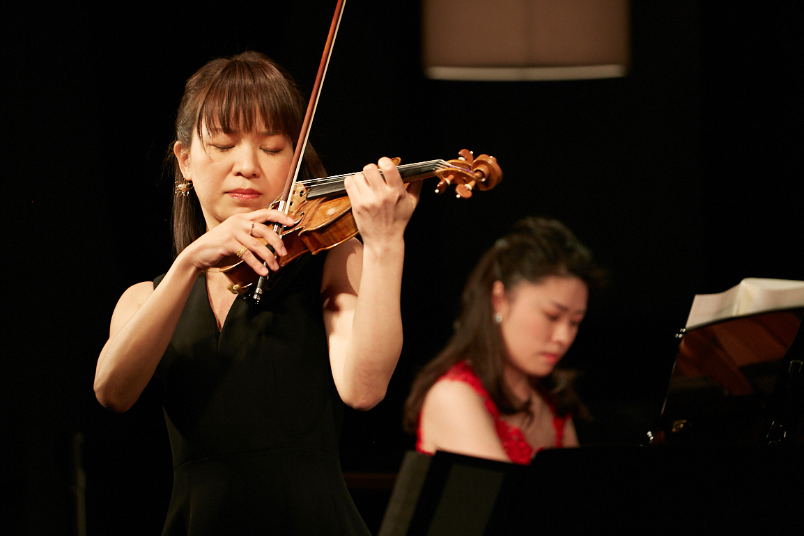 村松亜紀（ピアノ）、小寺里奈（ヴァイオリン）