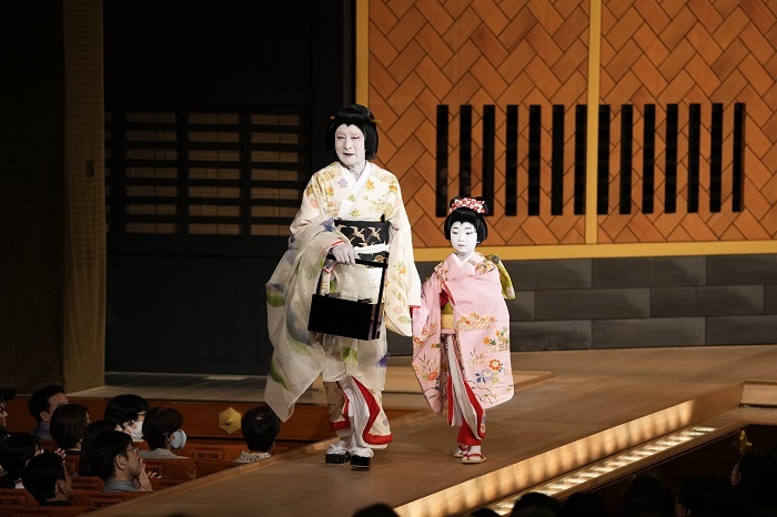 昼の部『妹背山婦女庭訓』（左より）豆腐買おむら=片岡仁左衛門、おむらの娘おひろ=中村梅枝