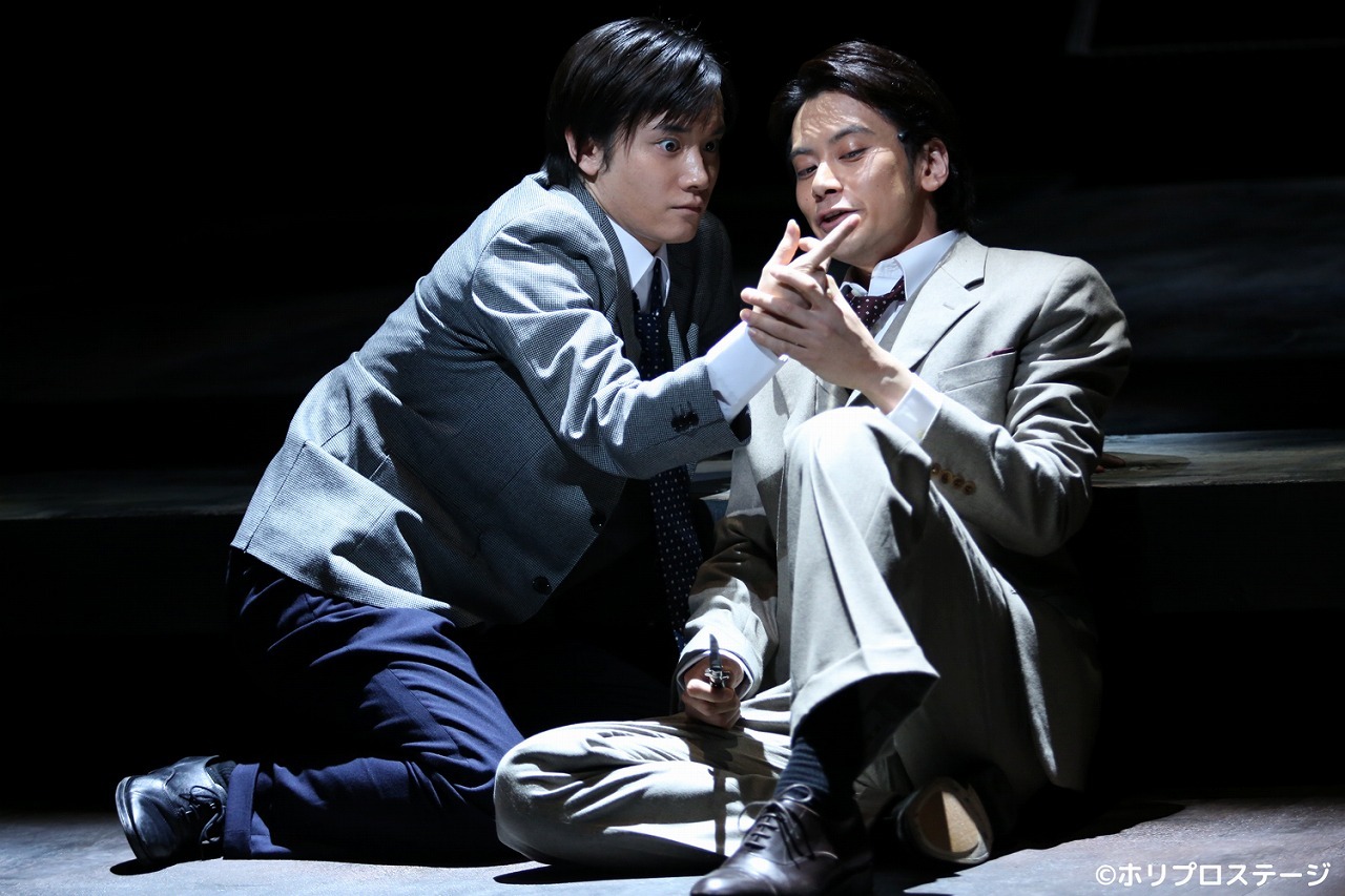左から）良知真次、小西遼生　　2012年舞台写真より  　　　撮影：田中亜紀