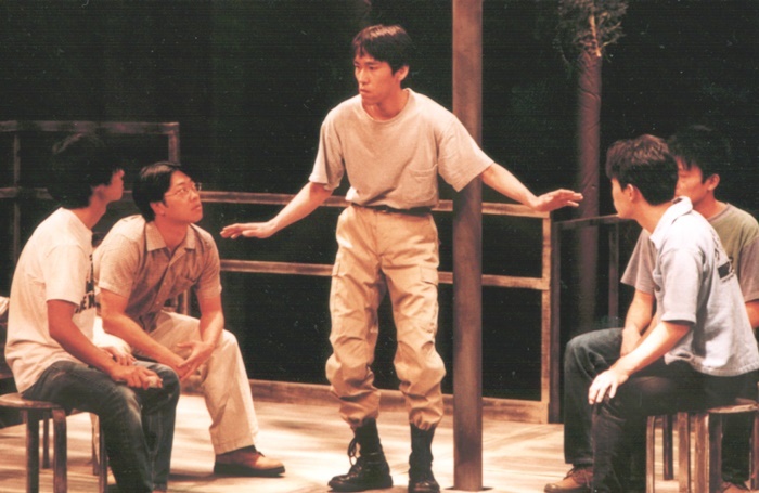 MONO第23回公演 『その鉄塔に男たちはいるという』（1998年）。戦争から逃げて、鉄塔に立てこもった男たちの姿を通して「争い」の本質を浮かび上がらせた。