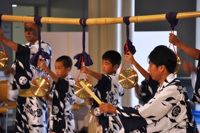 （上）勇壮な和太鼓演奏を披露する「Atoa.」メンバー。（下）祇園祭鷹山保存会　囃子方の中には子どもの姿も。