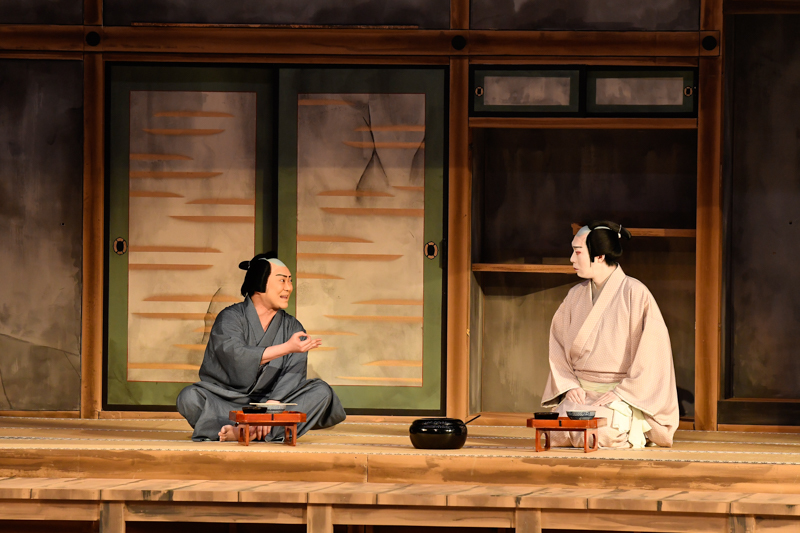 令和3年2月歌舞伎座『泥棒と若殿』（左から）伝九郎＝尾上松緑、松平成信＝坂東巳之助 ／（C)松竹