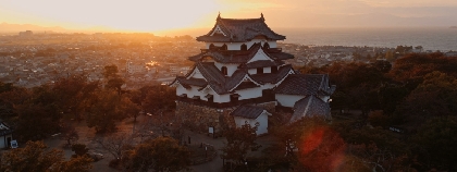 国宝・彦根城をドローンでとらえた美しすぎる空撮映像が完成