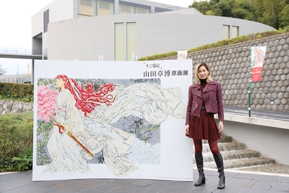ミュージカル『十二国記 -月の影 影の海-』に主演する柚香光が「十二国記　山田章博原画展」を訪問