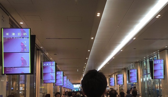 JR大阪駅ルクア前通路で映し出されるデジタルサイネージ