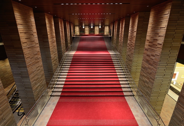象徴的な大階段を上ってホールに向かうことをお勧めしたい。気分が上がる事間違いなし。 　　　　(C)飯島隆