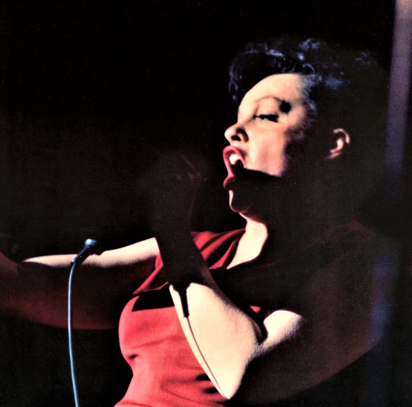1962年4月に、NYはマンハッタン・センターでのレコーディング・セッションで歌うジュディ・ガーランド
