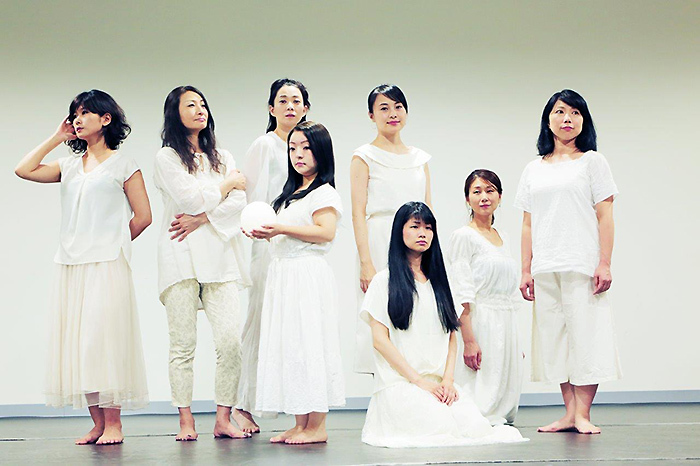 MITAKA "Next" Selection 18th 風琴公房公演『アンネの日』（詩森ろば作・演出）の登場人物たち。 撮影／坂攻樹