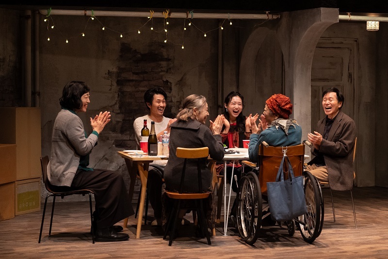 『ザ・ヒューマンズ─人間たち』舞台写真　（左から）山崎静代、細川 岳、増子倭文江、青山美郷、稲川実代子、平田 満 　　　　　　撮影：引地信彦