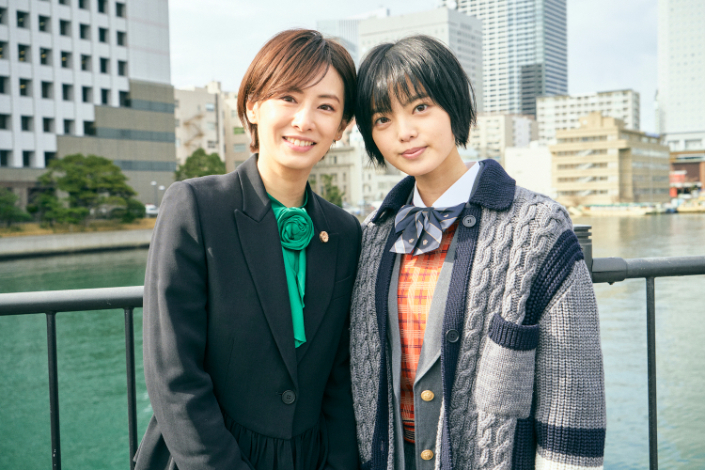 左から、北川景子、平手友梨奈 （C）2021映画「さんかく窓の外側は夜」製作委員会 （C）Tomoko Yamashita/libre
