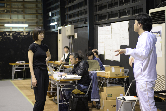（左から）篠田まり子、宅間孝行　劇中は溌剌とした笑顔だったが、演出を受けるときの表情は真剣