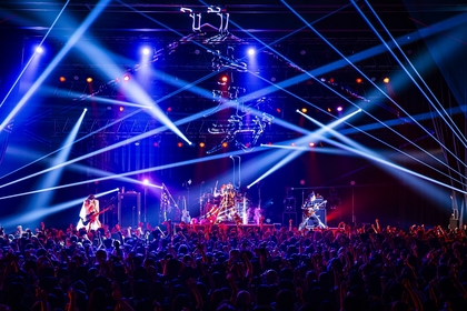 キズ、DEZERT、ΛrlequiΩ による3マンライブ『VISUAL SCARLET』公式レポート