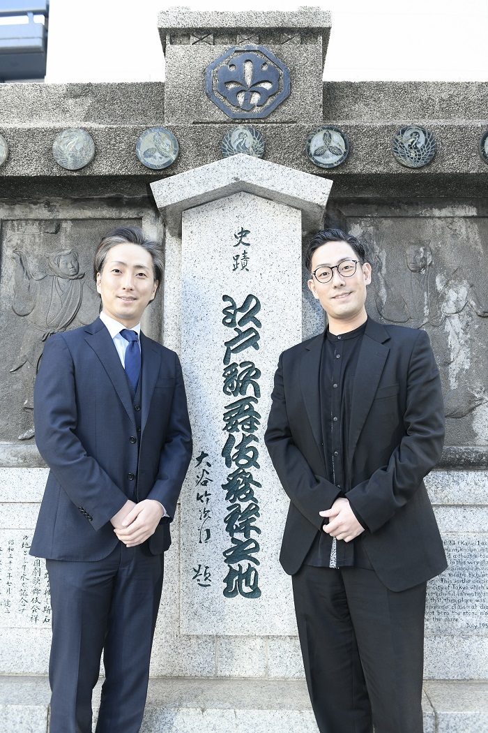 「江戸歌舞伎発祥之地」記念碑の前で　（左から）中村七之助、中村勘九郎