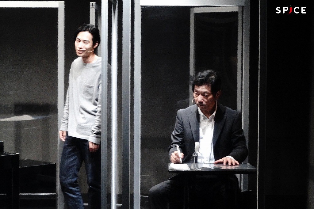 舞台『YARNS』ゲネプロより　（左から）大山将司、中村まこと 撮影：岩田えり