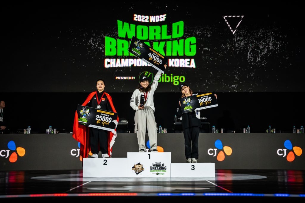 『WDSF世界ブレイキン選手権』で金メダルに輝いたAMI（中央）と銅メダルのAYUMI（右） （C）JDSF