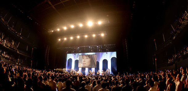 12月7日に発売されたDVD「ZARD 25th Anniversary LIVE "What a beautiful memory"」のワンシーン。