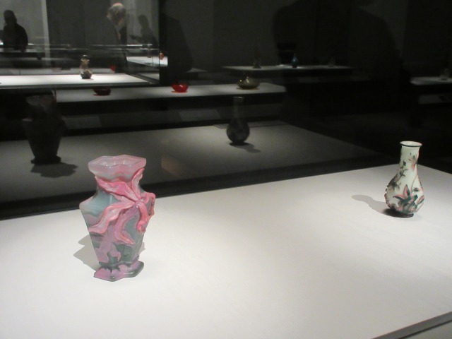 左：花器「カトレア」　エミール・ガレ　1900年頃　サントリー美術館　右：白地二色被花鳥文瓶　中国　清時代・乾隆〜嘉慶年間　18世紀　サントリー美術館