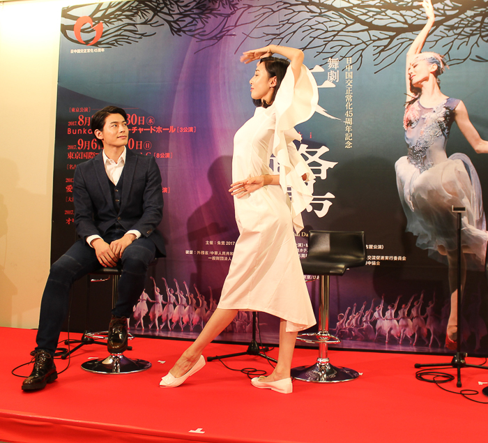 王佳俊、朱鷺のポーズを取る朱潔静 撮影＝西原朋未