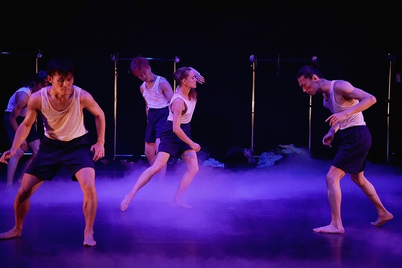  左から Rinnosuke(リンノスケ)、Sato Yamada(山田暁)、 Aokid、Léonore Zurflüh、Issue Park ／KAAT×TJP『ダンスマラソンエクスプレス(横浜⇔花巻)』撮影＝大洞博靖