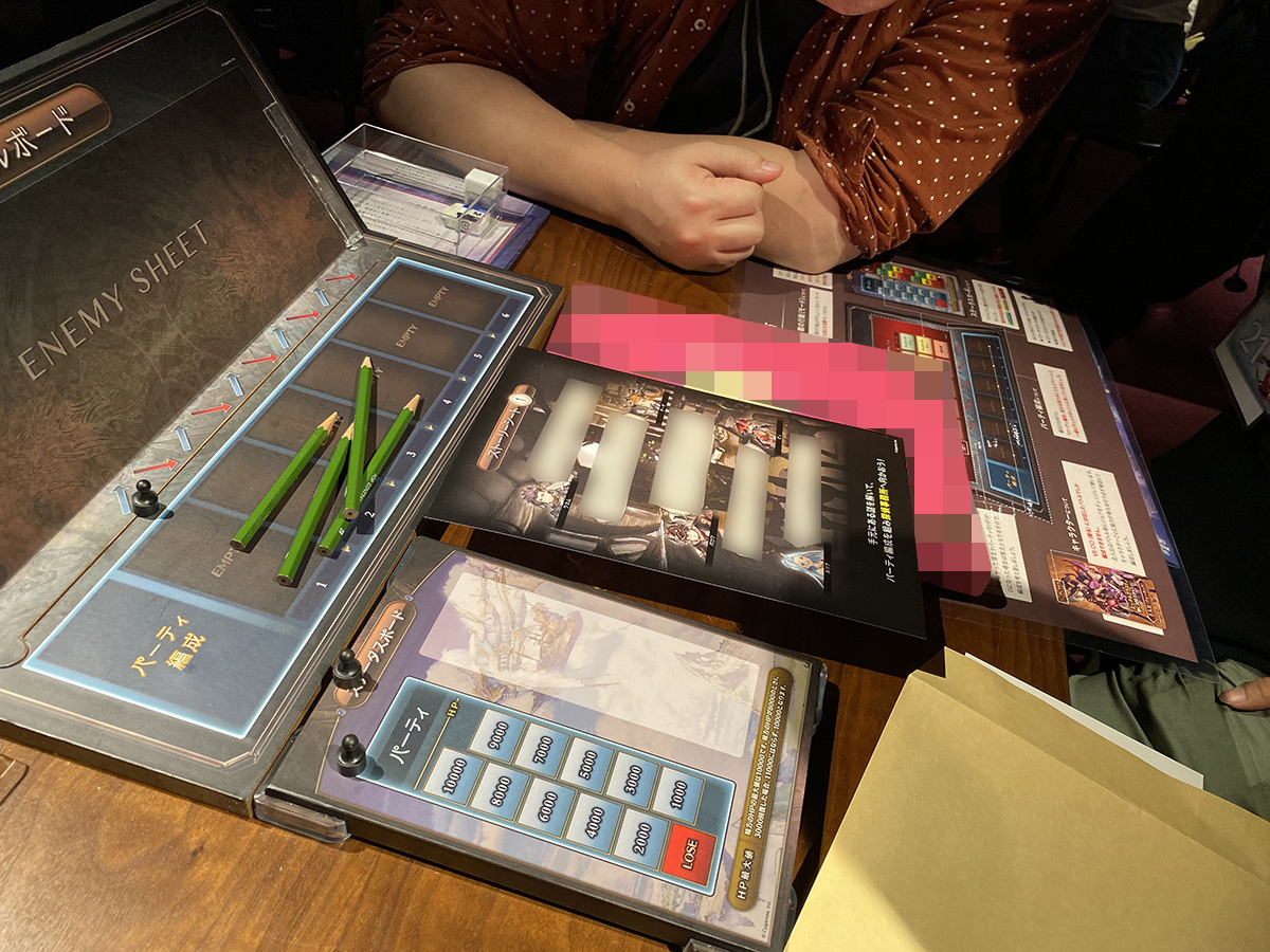 ゲーム中に配られるストーリーシートには、物語を楽しむ上で重要な内容も書かれているので要チェック (C)SCRAP (C) Cygames, Inc.