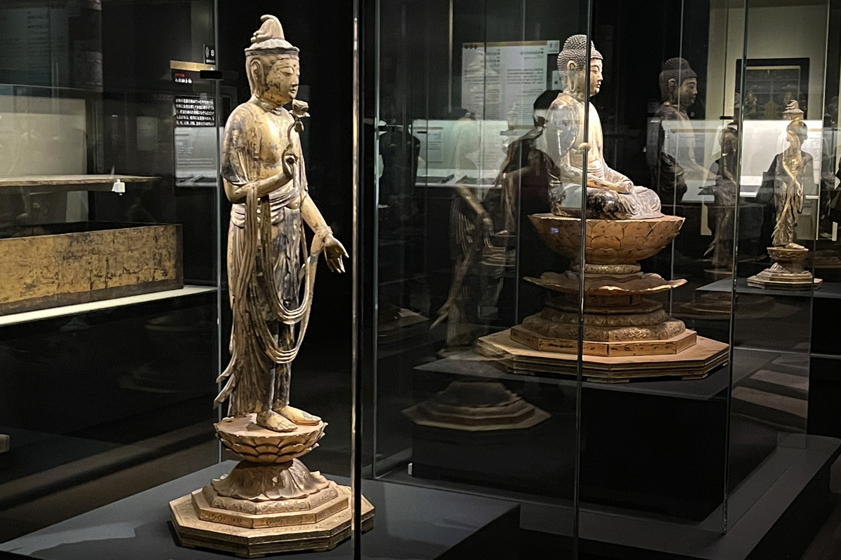 左：国宝《勢至菩薩立像》平安時代　12世紀　中尊寺金色院蔵