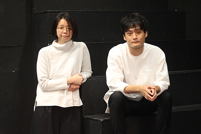 演出の小川絵梨子（左）とフリン神父役の亀田佳明