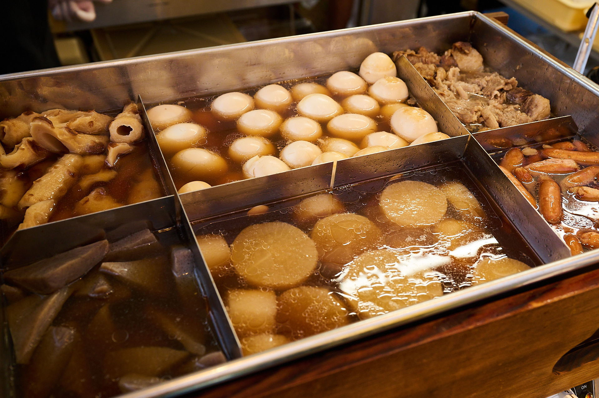 ＜おでん盛り合わせ（牛すじ、たまご、ちくわ、大根、ウィンナー、こんにゃく）1人前700円、2人前1200円＞