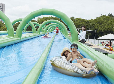 都会の真ん中で大胆に水遊び、大阪城公園に今年も「水の王国」が出現