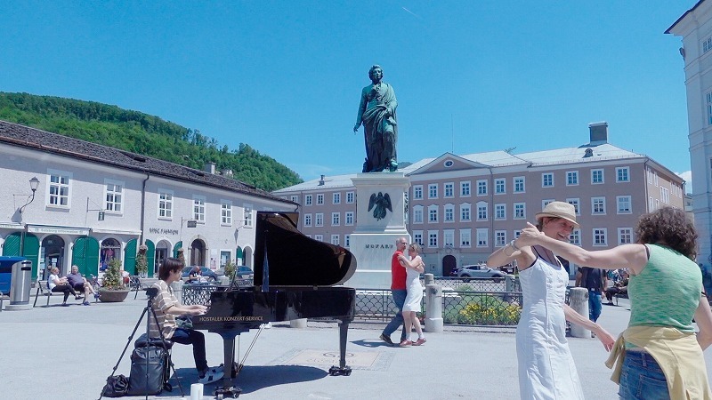 ザルツブルクでのストリートピアノ演奏。音に合わせて踊り出すご婦人たち（YouTubeチャンネル「”TAKU-音 TV たくおん”」）