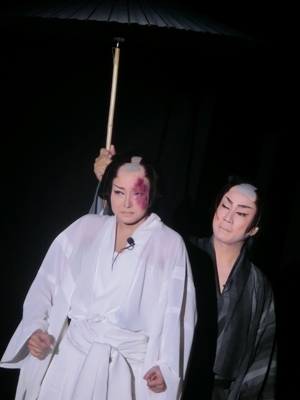 芝居『伝八時雨傘』ラスト。何もかも失った伝八にそれでも傘を差しかける腕の温かさ。(2015/9/5)筆者撮影