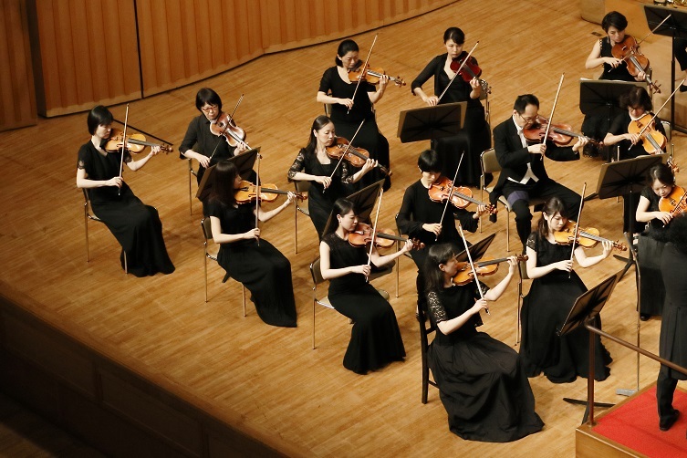 コンサートマスターとしてオーケストラを束ねる赤松由夏 　写真提供：ザ・カレッジ・オペラハウス管弦楽団