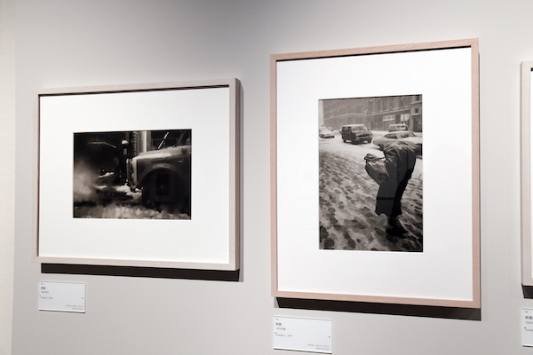 右：ソール・ライター《無題》1970年頃、ゼラチン・シルバー・プリント　 左：ソール・ライター《無題》1960年代、ゼラチン・シルバー・プリント (C)Saul Leiter Foundation
