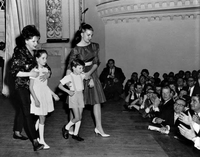 母ガーランドのカーネギー・ホールでのコンサート（1961年）のラストで、ステージに登場した15歳のライザ・ミネリ（右端）
