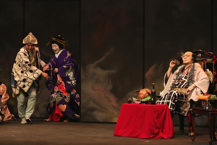 六本木歌舞伎　第二弾『座頭市』ゲネプロより　寺島しのぶが二役早替の一場面