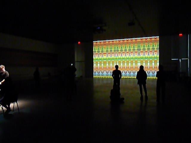 今年 2 月に N.Y.で発表されたリヒターの映像作品は、新たに音楽家レベッカ･サウンダース とのコラボレーションにより経堂に登場。 「ライヒ リヒター ペルト」展示風景The Shed（2019 年、ニューヨーク）