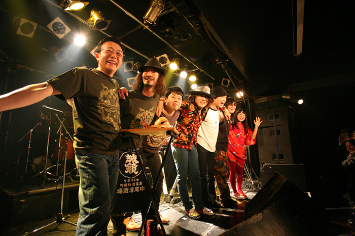 （左から）塚田円、関田マスター、金属恵比須（撮影：飯盛大）
