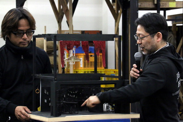 「ジキル＆ハイド」の舞台セットを動かしながら説明する山田和也。（左は舞台監督の中村貴彦）