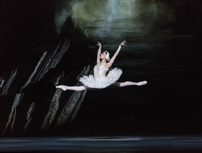Swan Lake. Marianela Nuñez as Odette. © ROH, 2018. Photogrpahed by Bill Cooper.