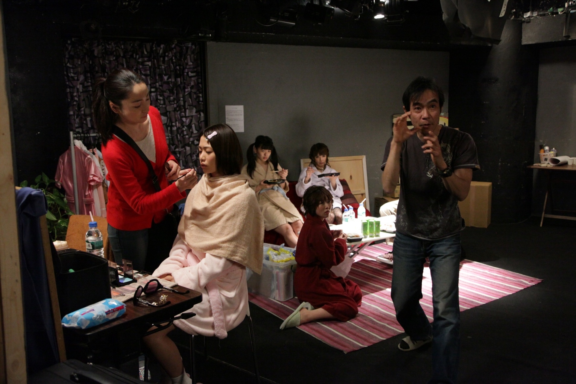 この薄暗い部屋だけでお話が進みます （C）2014 映画『メイクルーム』製作委員会