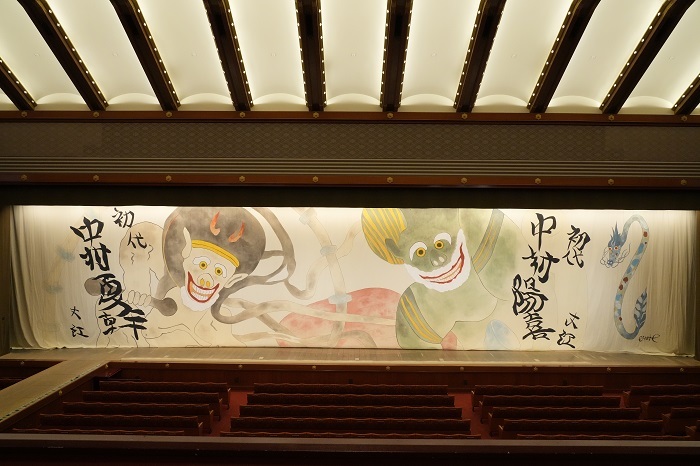 襲名披露・初舞台を祝した「祝幕」 　　原画・提供：ビートたけし（(C)株式会社T.Nゴン） 謹製：歌舞伎座舞台株式会社