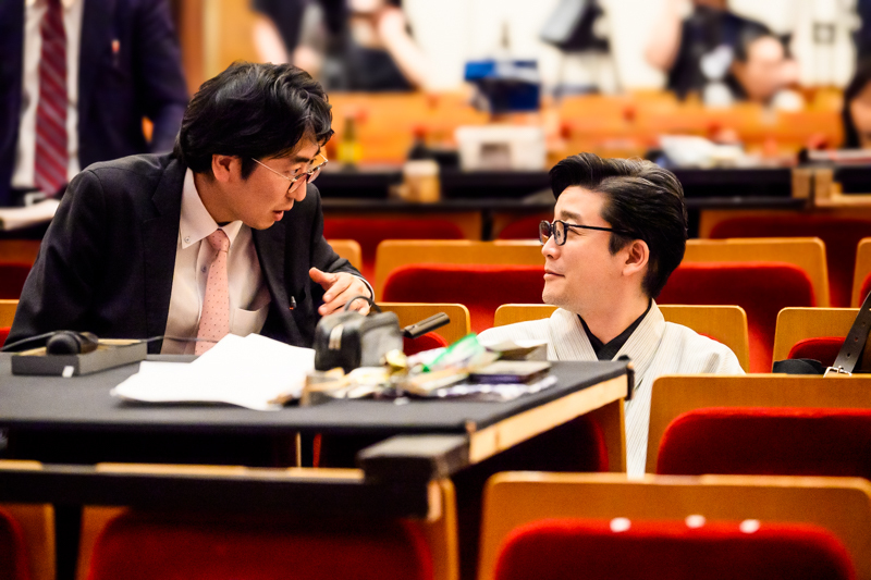 客席の演出卓で、打ち合わせをする菊之丞さん（右）。共同演出の松也さんは、公開稽古では舞台の上へ。