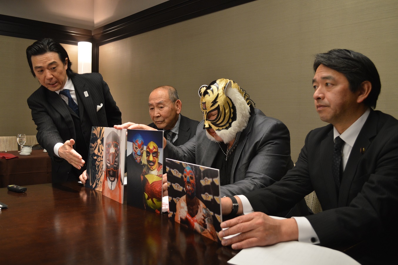 新間寿会長、初代タイガーマスク、榛葉賀津也コミッショナーが記者会見を実施